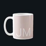 Overmaatse Monogrammen Initialen Blush Pink Koffiemok<br><div class="desc">Vette en overmaatse monogram mok. Moderne witte initialen van het type,  gemarkeerd op een wazige roze achtergrond. Geweldig voor het vasthouden van pennen en potloden of je favoriete drank. Kimberly Brett.</div>