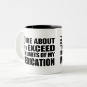 Overschrijd de limieten van mijn medicatie grappig tweekleurige koffiemok (Voorkant links)