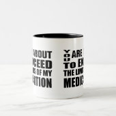 Overschrijd de limieten van mijn medicatie grappig tweekleurige koffiemok (Center)