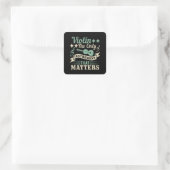 Overschrijd het enige instrument dat ertoe doet vierkante sticker (Tas)