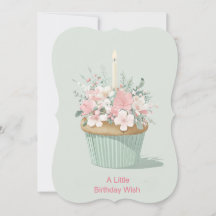 Oversized cupcake omgeven door bloemdecoraties