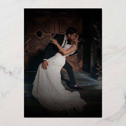 Oversized Script Monogram Donker Vervaagd Foto Bru Folie Uitnodiging (Achterkant)