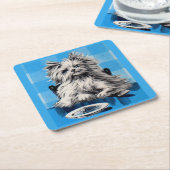 overspoelen van hond die aan tafel eet kartonnen onderzetters (Schuin)