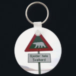 Oversteekplaats voor Polaire beren in Svalbard Sleutelhanger<br><div class="desc">Dit zelden gezien verkeersbord bevindt zich in Longyearbyen, Svalbard. (Spitsbergen), dat zich 78° 14' noorderbreedte boven de poolcirkel bevindt. Het is de meest fantastische schikking die ik ooit heb bezocht. Het is een van de meest noordelijke steden van de aarde. Het mooie van de onaangeroerde natuur is absoluut adembenemend. Om...</div>