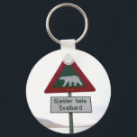 Oversteekplaats voor Polaire beren in Svalbard Sleutelhanger<br><div class="desc">Dit zelden gezien verkeersbord bevindt zich in Longyearbyen, Svalbard. (Spitsbergen), dat zich 78° 14' noorderbreedte boven de poolcirkel bevindt. Het is de meest fantastische schikking die ik ooit heb bezocht. Het is een van de meest noordelijke steden van de aarde. Het mooie van de onaangeroerde natuur is absoluut adembenemend. Om...</div>