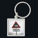 Oversteekplaats voor poolbeer sleutelhanger<br><div class="desc">Dit zelden gezien verkeersbord bevindt zich in Longyearbyen, Svalbard. (Spitsbergen), dat zich 78° 14' noorderbreedte boven de poolcirkel bevindt. Het is de meest fantastische schikking die ik ooit heb bezocht. Het is een van de meest noordelijke steden van de aarde. Het mooie van de onaangeroerde natuur is absoluut adembenemend. Om...</div>