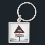 Oversteekplaats voor poolbeer sleutelhanger<br><div class="desc">Dit zelden gezien verkeersbord bevindt zich in Longyearbyen, Svalbard. (Spitsbergen), dat zich 78° 14' noorderbreedte boven de poolcirkel bevindt. Het is de meest fantastische schikking die ik ooit heb bezocht. Het is een van de meest noordelijke steden van de aarde. Het mooie van de onaangeroerde natuur is absoluut adembenemend. Om...</div>