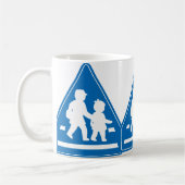 Overstekende schoolkinderen >> Japans verkeersbord Koffiemok (Links)