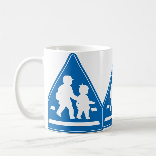 Overstekende schoolkinderen >> Japans verkeersbord Koffiemok (Links)