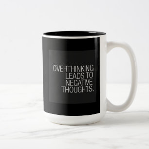 OVERTHINKING LEIDT TOT DE NEGATIEVE WIJSHEID VAN TWEEKLEURIGE KOFFIEMOK
