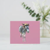Overtreed de Donkey in Pet met bloemen Briefkaart (Staand voorkant)