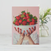Overvloeiende kom aardbeien kaart (Staand voorkant)