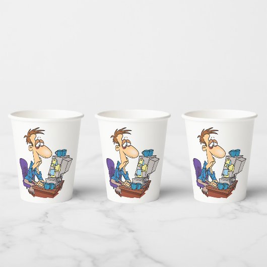 Overwerkte kantoormedewerker grappige vermoeide we papieren bekers