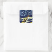 Overwinningsobligaties helpen dit tegen te houden vierkante sticker (Tas)