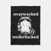 Overworked And Underfored Funny Raccoon Coffee Say Fleece Deken (Voorkant)