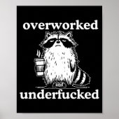 Overworked And Underfored Funny Raccoon Coffee Say Poster (Voorkant)
