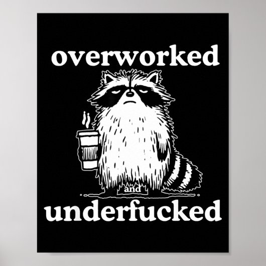 Overworked And Underfored Funny Raccoon Coffee Say Poster (Voorkant)