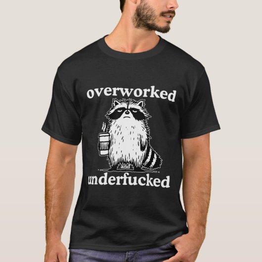 Overworked And Underfored Funny Raccoon Coffee Say T-shirt (Voorkant)