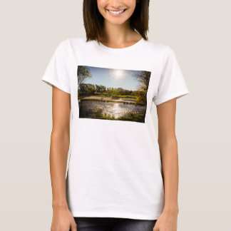 Overzicht van de oevers van een rivier met duideli t-shirt