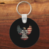 Owes You Work Harder Distressed American Flag Sleutelhanger (Voorkant)