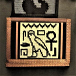Owl Ankh Water Hieroglyphs Artisan Crochet Print Drievoud Portemonnee<br><div class="desc">Afbeelding op drievoudig mapje is gemaakt van een foto van een originele wandbekleding van tapestry crochet die met de hand is ontworpen en Copyright © door de gepubliceerde ontwerper Delores Chamblin. Het afbeelding van de unieke handgemaakte creatie met Egyptische uil, ankh, water en andere oude hiërogliefensymbolen staat op de billvoud....</div>