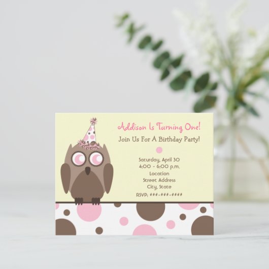 Owl Birthday Party nodigt roze en bruine pokadots  Kaart (Staand voorkant)