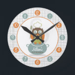 Owl Chef Personalized Kitchen Clock Ronde Klok<br><div class="desc">Een klok met een afbeelding van een uil met een pet van een chef-kok. Owl houdt een lepel vast en wordt op een blauwe pot geperst. Personaliseer met jouw naam over illustratie. De klok kenmerkt witte aantallen op blauwe en oranje stippen.</div>