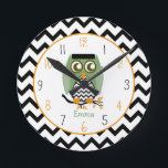Owl - Enstein's monster Personalized Clock Ronde Klok<br><div class="desc">Een klok met een afbeelding van een groen monster geïnspireerde uil. Achtergrond is zwart-wit chevron. Personaliseer met jouw naam. Zoek overeenkomende objecten op Jill'sPaperie.</div>