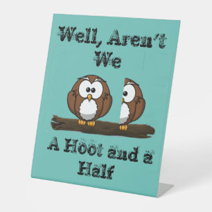 Owl Hoot en een Halve Screeching voor Zaken Reclamebord Met Voetstuk