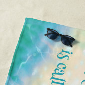 Owl in een bloeiende zwembad strandlaken (In situ)