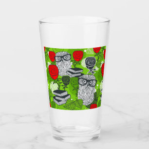 Owl in rode rozen glas