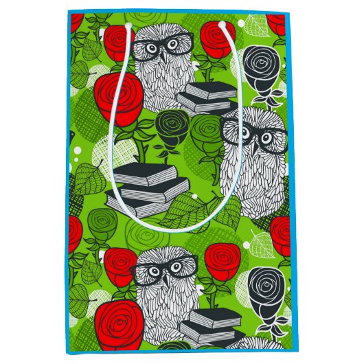 Owl in rode rozen medium cadeauzakje (Voorkant)