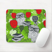 Owl in rode rozen muismat (Met muis)