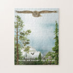 Owl in vlucht | Cool Natuur Lover Art Monogrammed Legpuzzel<br><div class="desc">Een kalme serene scène van een prachtige majestuuuueuze uil die boven een bergtopografisch landschap vliegt. Er is een open hemel met subtiele zonnestralen om een uitdaging aan te gaan, dan een dun bos met mist en bergen op afstand en een eenjarige adelaar die aan de horizon opstijgt. Een koele puzzel...</div>