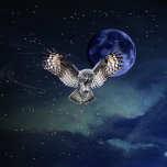 Owl in vlucht gesp<br><div class="desc">Verbazingwekkende wilde dieren. De grote grijze uil of grote grijze uil is een zeer grote uil,  gedocumenteerd als 's werelds grootste soort uil naar lengte. Owl in vlucht,  donkere hemel met sterren en blauwe maan.</div>