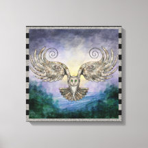 Owl in vlucht over het dennenbos op zonsopgang