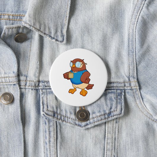 Owl met koffie-mok ronde button 7,6 cm (In situ)