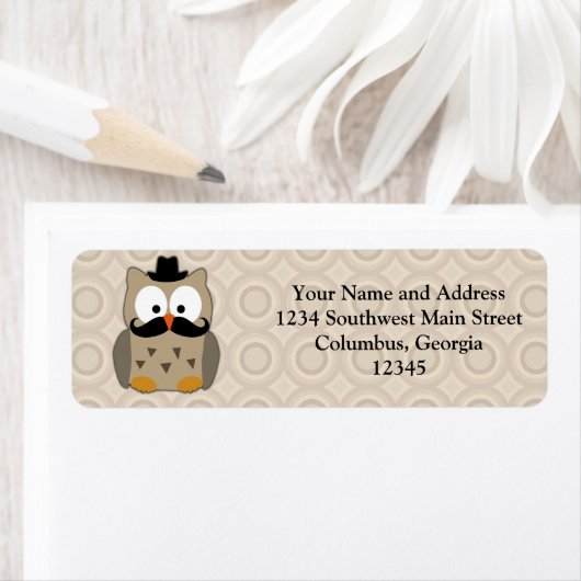 Owl met snor en Pet Etiket (Insitu)