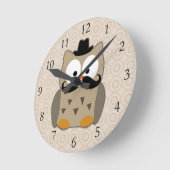 Owl met snor en Pet Ronde Klok (Hoek)