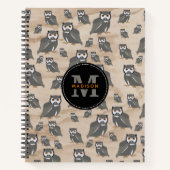 Owl Pattern & Rustic Wood Monogram Notitieboek (Voorkant)