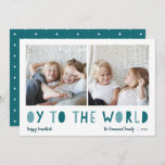 Oy to World | 2 Foto Hanukkah Feestdagenkaart<br><div class="desc">Whimsical Hanukkah-fotokaart bevat twee van uw favoriete familiefoto's in een vierkant formaat dat naast elkaar is uitgelijnd. "Oy to the World" staat onder in blauw en groen snijblad. Pas met uw familienaam of namen, douanegroet, en het jaar langs de bodem aan. Een grappige en moderne Hanukkah-kaart die is ontworpen om...</div>