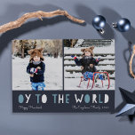 Oy to World | Hanukkah-fotokaart Feestdagenkaart<br><div class="desc">Whimsical Hanukkah-fotokaart bevat twee van uw favoriete familiefoto's in een vierkant formaat dat naast elkaar is uitgelijnd. "Oy to the World" staat onder in blauw en wit karton. Pas met uw familienaam of namen, douanegroet, en het jaar langs de bodem aan. Kaarten keren terug naar een patroon van witte sneeuw...</div>