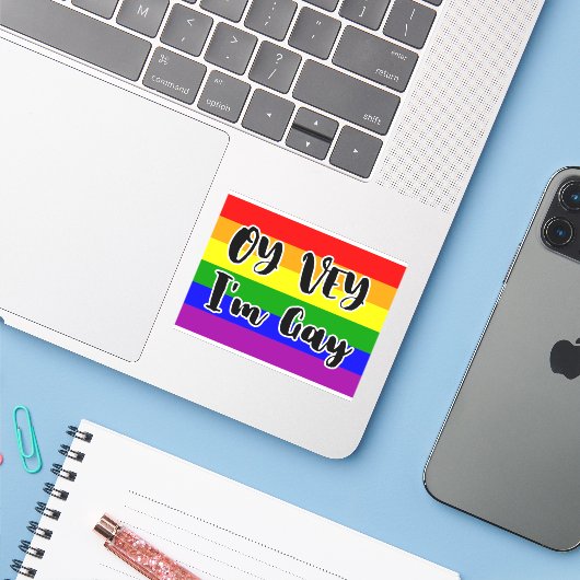 Oy Vey, ik ben Gay Rainbow Flag Schattige Funny Sticker (Laptop met iPhone)