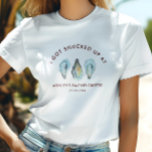 Oyster Coastal Strand Bruidsmeisjes Feest T-Shirt<br><div class="desc">Vier de bruid met deze leuke bruidsmeisjest-shirt in kuststijl met de tekst “I Got Shucked Up” op de voorkant en elke meisjesnaam op de achterkant. Perfect voor strand bruidsfeesten,  oester roosters en huwelijksweekend vieringen,  deze shirt is een speelse en gepersonaliseerde aandenken voor de bruidsmeisjes. Comfortabel,  fotoklaar en vol kustpersoonlijkheid.</div>