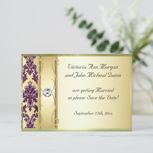 P1 Gold Paarse Damask Sla de datumkaart op Save The Date (Staand voorkant)
