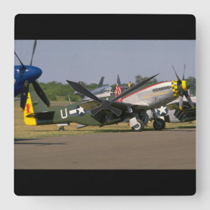 P51 Mustang, Side Uitzicht.(baan)_WWII Planes Vierkante Klok
