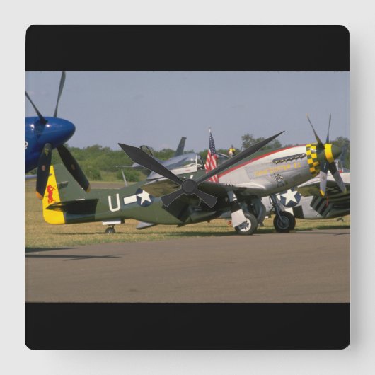 P51 Mustang, Side Uitzicht.(baan)_WWII Planes Vierkante Klok (Voorkant)