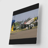 P51 Mustang, Side Uitzicht.(baan)_WWII Planes Vierkante Klok (Hoek)
