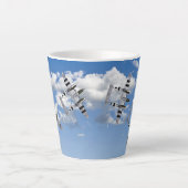 P-38 Bliksem met D-Day Stripes in Wolken Latte Mok (Voorkant)