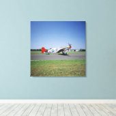 P-51 C Tuskegee Red Tail-vliegtuig aan de CAF Air Canvas Afdruk (Insitu (Houten vloer))